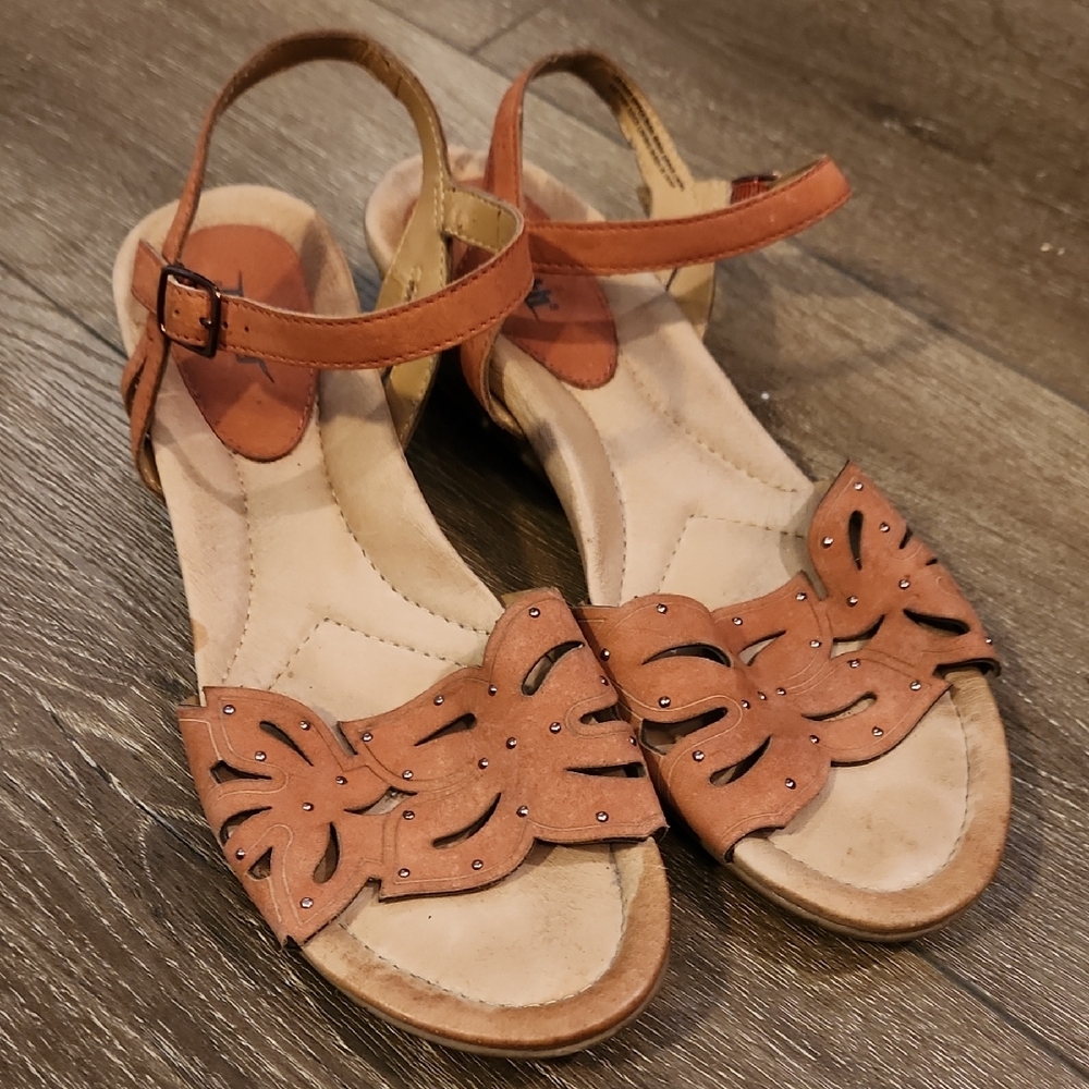 Earth Tan Sandals with Floral Cut-Out Design